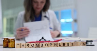 Klinikteki sağlık çalışanlarına karşı tahta blokların Thrombophlebitileri. Kadın hastane çevresindeki semptomları inceleyen hasta kayıtlarını inceliyor.