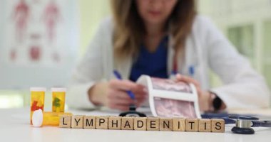 Tahta küplerdeki lenf iltihabı ve klinikteki hastanın ultrason taramasını inceleyen doktor. Terapist optimum sağlık sonuçları için teşhis koymaya odaklanıyor