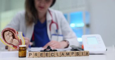 Preeklampsi ve tonometresi olan hastalarla ilgili tıbbi bilgiler. İlaç tedavisine yakın anatomik hamile rahim modeli