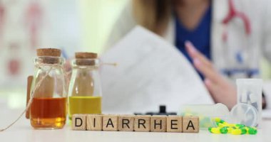 Doktor, ishal tedavisi seçeneklerini değerlendirirken hastanın tıbbi geçmişini tutuyor. Laboratuvar testi ve sağlık değerlendirmesi rolü