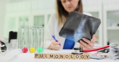 Tahta blokların Pulmonolojisini ve klinikte göğüs röntgeni çeken doktorları yaz. Kadın doktor solunum ve akciğer hastalıklarını tedavi ediyor