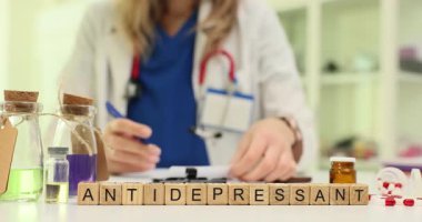 Tahta blokların antidepresanına ve klinikteki doktora mesaj at. Kadın psikiyatrist, hastanın akıl sağlığını tedavi etmesine yardım ediyor.