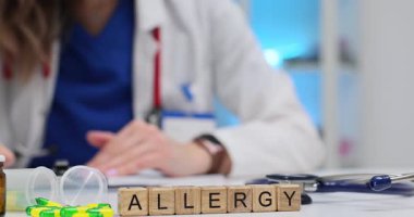 Klinikte çalışan doktora karşı tahta küplerin kelime alerjisi. Kadın terapist, semptomların tedavisi için hastanede reçete yazıyor.