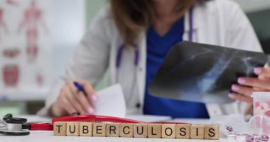 Tahta küplerin tüberkülozu ve akciğerlerin röntgen görüntülerini inceleyen bir doktor. Terapist ağır çekimde solunum sistemi hastalığı teşhisi koydu