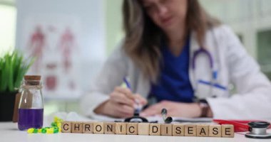 Doktor masada oturmuş, tahta küplere kronik hastalıklar yazan reçeteler yazıyor. Modern klinikte teşhis ve tedaviye odaklanın