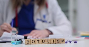 Kadın doktor, yenilikçi bir yaklaşımla hastalık araştırmalarına odaklanan botülizm tedavisi ile notlar alıyor. Modern ortamlarda özenli hasta bakımı