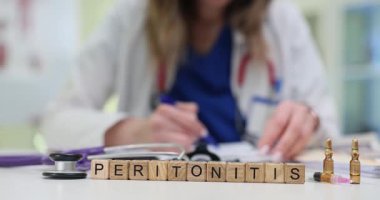 Doktor, masasında stetoskop ve ampullerle çevrili Peritonit teşhisinin detaylarını yazıyor. Hastanede acil hasta bakımı