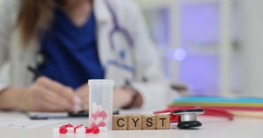 Doktor kist tedavisi için ilaç ve antibiyotiklerle klinikte reçete yazıyor. Kötü huylu tümör ve neoplazmayla ilgili sağlık konsepti