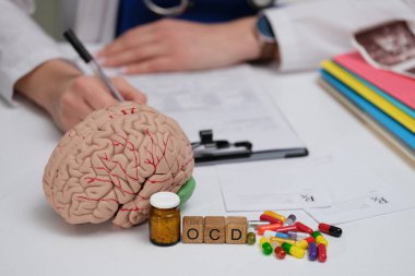 OKB için çeşitli tedavi seçeneklerini araştırıyorum. Terapide kullanılan ilaçlarla birlikte beynin görsel özellikleri de dahil.