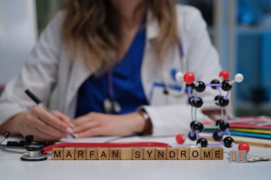 Devam eden araştırmalarla Marfan Sendromunu derinlemesine araştır, onun karmaşık doğasını ve genetik faktörlerini vurgula