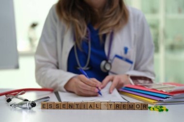 Bir klinisyen, en iyi sonuçlar için hasta bakımına odaklanarak, gerekli sarsıntıyı detaylı bir şekilde belgeliyor.