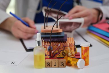 Bir araştırma masasında ilaç ve anatomik modeller kullanarak tıp bilimini araştırmak.