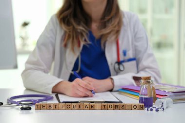 Klinik bir ortamda çalışan bir sağlık uzmanı testis torsiyonu hakkındaki önemli konuyu tartışır ve yazar