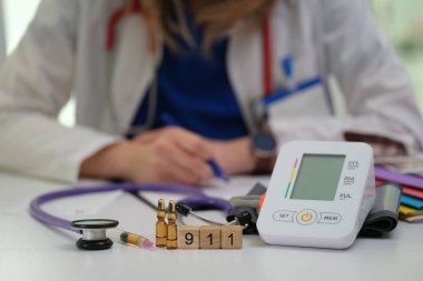 Hastalara yardım etmek için klinik ortamda gelişmiş tıbbi araçlardan yararlanan kendini adamış bir sağlık uzmanı.