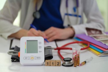 Bir doktor, profesyonel bir klinik ortamda sağlık değerlendirmesi yapmak için çeşitli tıbbi araçlar kullanıyor.