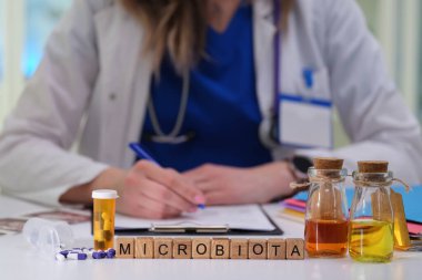 Laboratuvar ekipmanları ve araştırma amaçlı ayrıntılı notlar kullanılarak sağlıkla ilgili olarak mikrobiyotayı derinlemesine incelemek