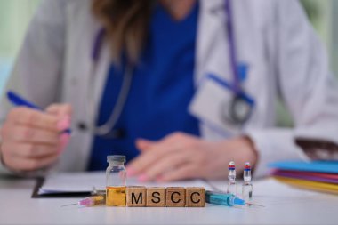 Bir sağlık uzmanı, aşı ve önemli kayıtları etkili bir şekilde organize ederek hasta bakımına hazırlanıyor.