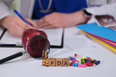 Steteskoplar, ilaçlar ve reçetelerle sağlık hizmetlerindeki kritik rolleri araştırmak