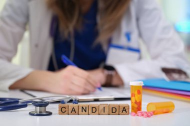Klinik bir ortamda, bir sağlık uzmanı Candida enfeksiyonu için çeşitli tedavi seçeneklerini dikkatle gözden geçirir
