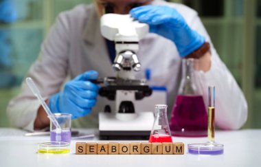 Sofistike bir mikroskop, laboratuarda detaylı kimyasal analizler yaparken Seaborgium örneklerini inceler.