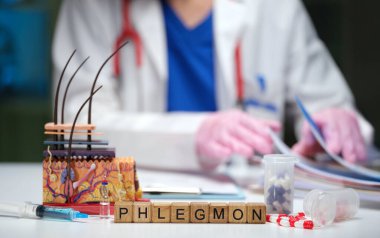 Klinik ortamda balgamları ve laboratuar ekipmanlarını gösteren tıbbi bir uzman..