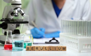 Laboratuvar ortamında çeşitli deney tüpleri, bir mikroskop ve berulyum araştırmalarına odaklanabilirsiniz.