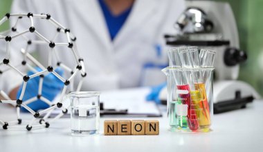 Eğitimli bir bilim adamı, neon gazı, test tüpleri ve moleküler modeller üzerinde deneyler yapar.