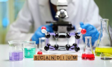 Gelişmiş bir laboratuvar kurulumunun detaylı yakın plan görüntüsü karmaşık moleküler yapıların yanı sıra Scandium 'u sergiliyor