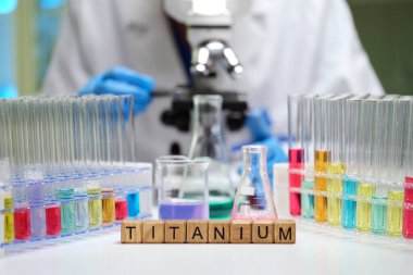 Titanyum ile dinamik kimyasal reaksiyonları ve daha derin çalışma için renkli çözümleri araştırıyoruz.