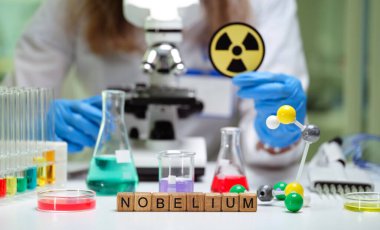 Özel bilimsel ekipmanlar kullanarak Nobelium radyoaktivitesini sürekli olarak araştırıyoruz.