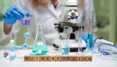 Yetenekli bir bilim adamı çeşitli laboratuvar ekipmanları ve rutherfurdium materyallerini güvenli bir şekilde kullanarak karmaşık araştırmalar yapar.