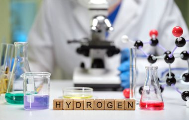 Büyüleyici hidrojen deneyleri ve gelişmiş mikroskopi tekniklerini içeren profesyonel bir laboratuvar.