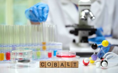Kobalt, test tüpleri, mikroskop ve moleküler modeller üzerine odaklanmış bir laboratuara göz atmak..