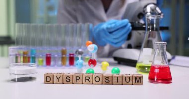 Laboratuvar ortamında renkli test tüpleri ve molekülleri ile dissprosyumu gösteren bilimsel kurulum.