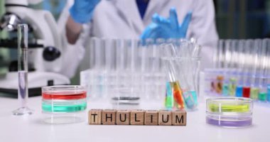 Lityum, test tüpleri ve renkli kimyasal reaksiyonlarla dolu hareketli bir laboratuvar.