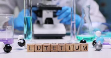 Analiz ve araştırma için laboratuvar ekipmanları ve moleküler modellerin yer aldığı bu bilimsel düzende lutetiumu keşfedin