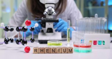 Yetenekli bir bilim adamı yüksek teknoloji laboratuvarında gelişmiş ekipmanlarla rhenyum örneklerini inceleyerek uzmanlıklarını gösteriyor.