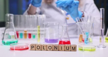 Kendini adamış bir bilim adamı laboratuarda polonyum ve kimyasal çözümler üzerinde kontrollü bir deney yapıyor.
