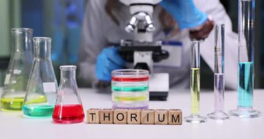 Renkli reaktörler ve malzemeler kullanılarak toryum keşif faaliyetlerini gösteren son derece profesyonel bir laboratuvar.