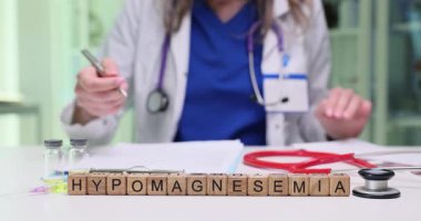 Bir sağlık uzmanı çeşitli tıbbi araçlar ve mevcut kaynaklar kullanarak hipomanyetizmayı özenle inceler.