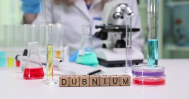 Dubnium elementlerinin bir dizi bilimsel ekipmanla birlikte sergilendiği canlı bir laboratuvar sahnesini araştır.