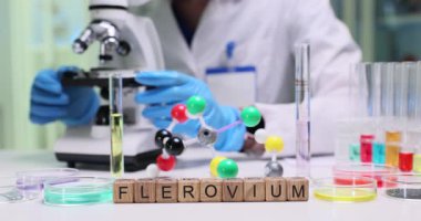 Gelişmiş mikroskoplar ve renkli kimyasal çözümler kullanarak Flerovium özelliklerini araştırıyoruz.