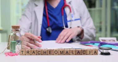Bilge bir sağlık uzmanı trakeomalaziyi, çeşitli etkilerini ve mevcut tedavi seçeneklerini tartışır