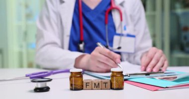 Bir sağlık uzmanı gelişmiş tıbbi araçlar kullanarak FMT tedavisine ilişkin verileri titizlikle kaydeder ve analiz eder.