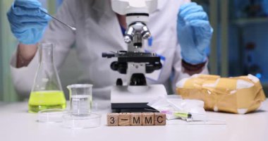 Modern bir laboratuvar ortamında mikroskop, sıvı ve numunelerle laboratuvar araştırmalarına yakın çekim.