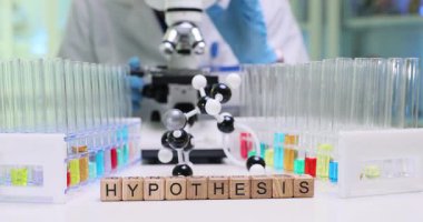 Bir hipotez, karmaşık molekül modelleri ve çeşitli test tüpleri gösteren detaylı bir laboratuvar sahnesi.