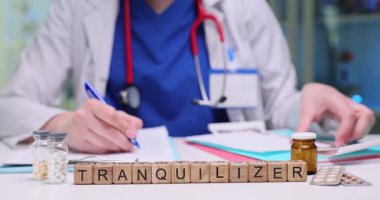 Klinik bir ortamda, hastalara yardımcı olmak için tıbbi profesyonel reçeteler yazılır.