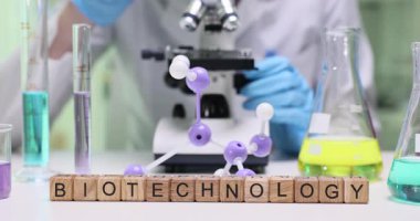 Gelişmiş laboratuvar araçları ve karmaşık moleküler modellerle biyoteknoloji araştırmalarının büyüleyici dünyasını keşfedin.