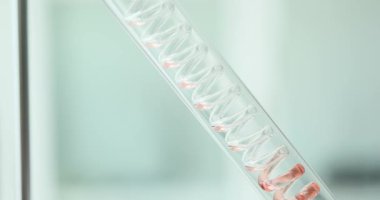 Graham yoğunlaştırıcısında soğutmada kullanılan kırmızı maddeyle dolu sarmal bir iç tüp bulunur. Ekipman laboratuardaki buharların yoğunlaşmasını dikkate alıyor.