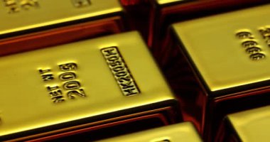 Altın külçeleri düzgünce istiflenmiş ve servet yatırımı ve finansal güvenliği temsil ediyor. Değerli metalin parasal değeri ve statüsü